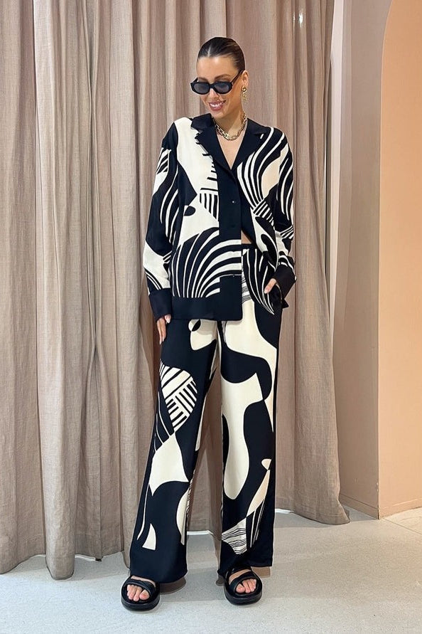 VERSATILE BLACK AND WHITE SET