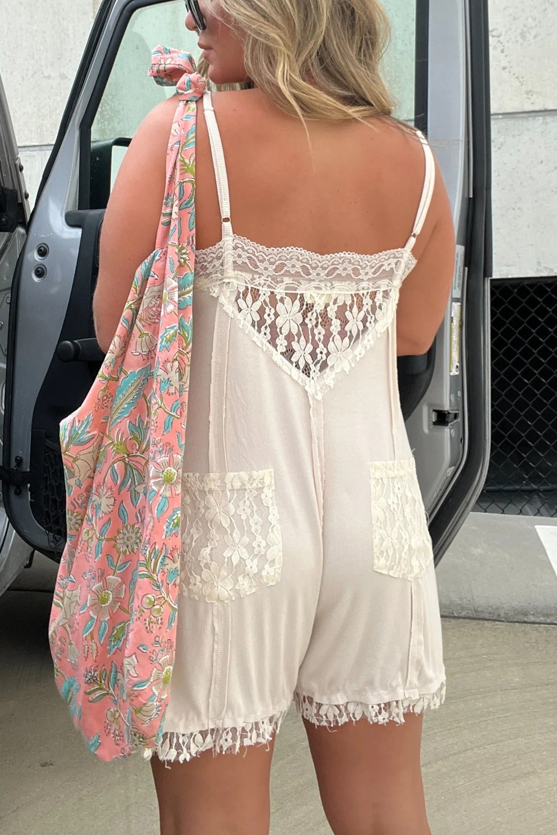 WOMEN'S V-NECK LACE TRIM DETAILING ROMPER