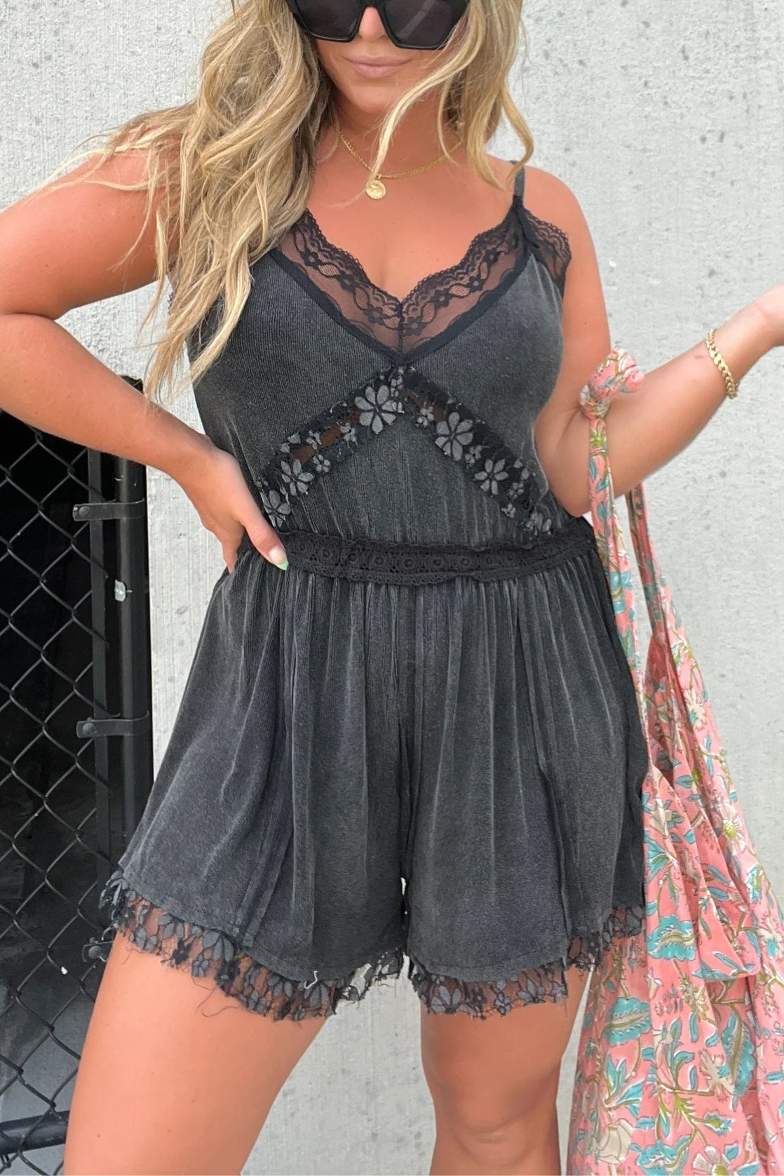 WOMEN'S V-NECK LACE TRIM DETAILING ROMPER