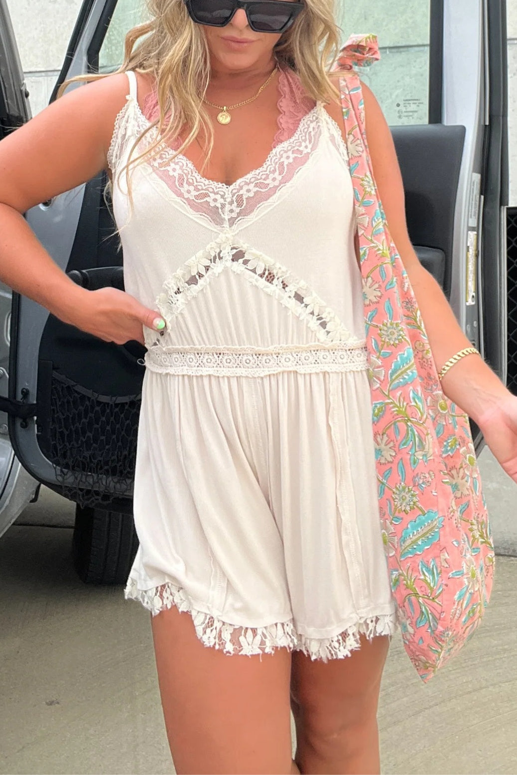 WOMEN'S V-NECK LACE TRIM DETAILING ROMPER