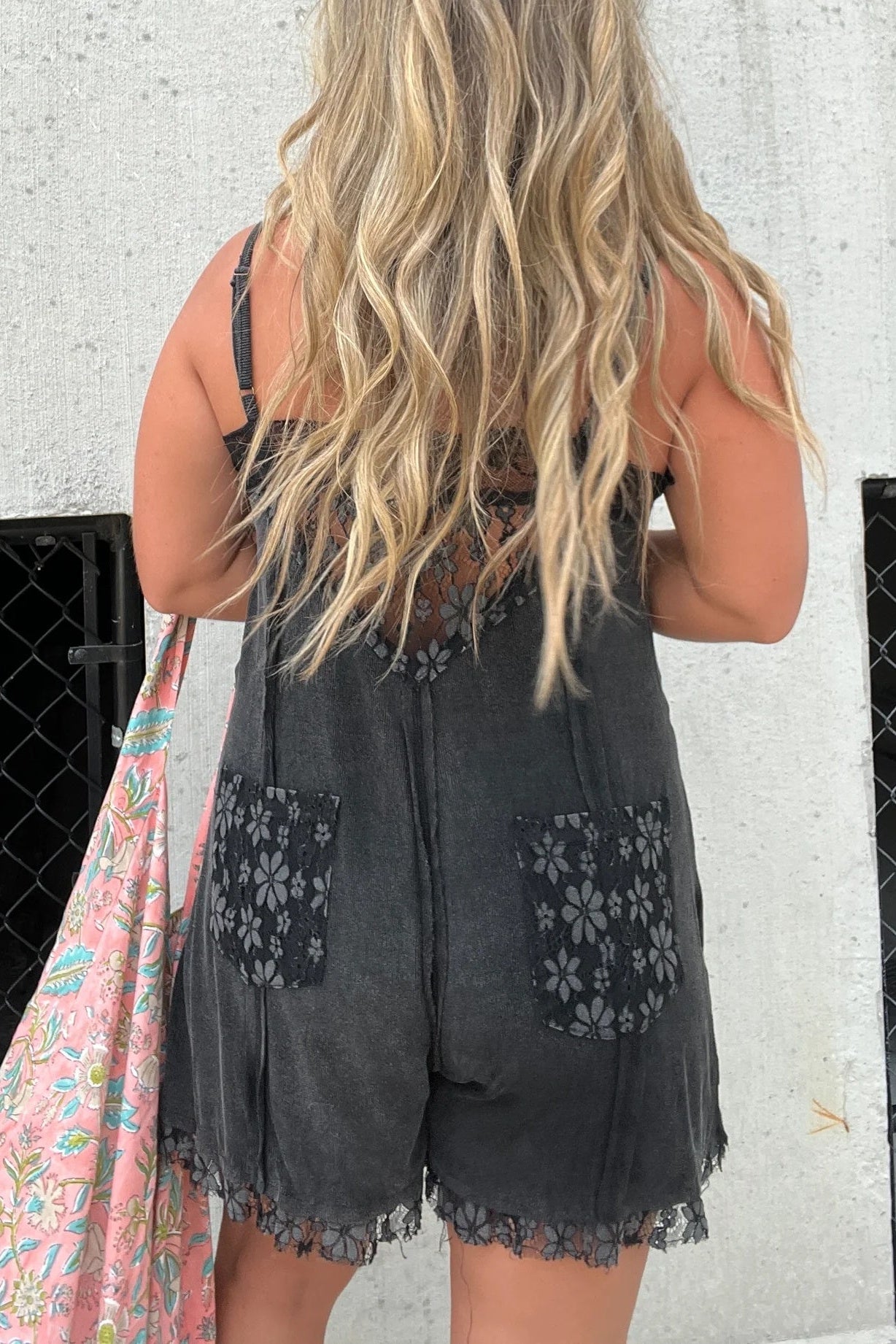 WOMEN'S V-NECK LACE TRIM DETAILING ROMPER